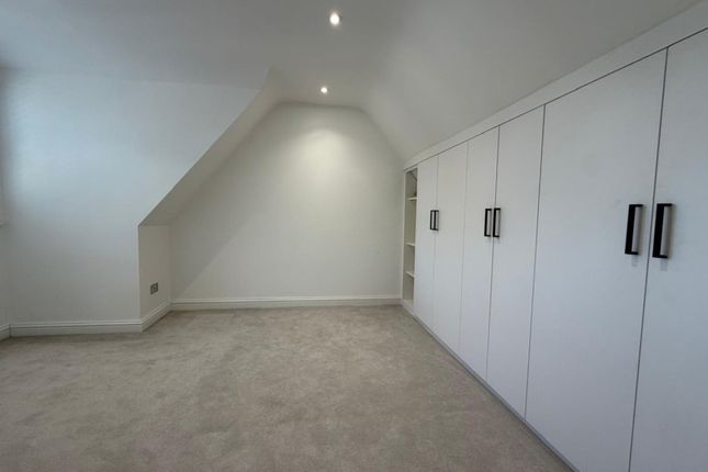 Gate House Lodge, 20, Duchess Court, Weybridge photo 4