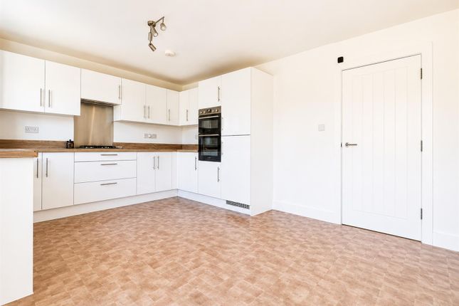 4, Horseshoe Close, Bourne End, Hemel Hempstead photo 3