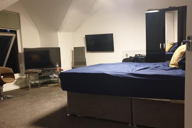 Spacious, Well-Presented Bedroom With A Comfortabl...