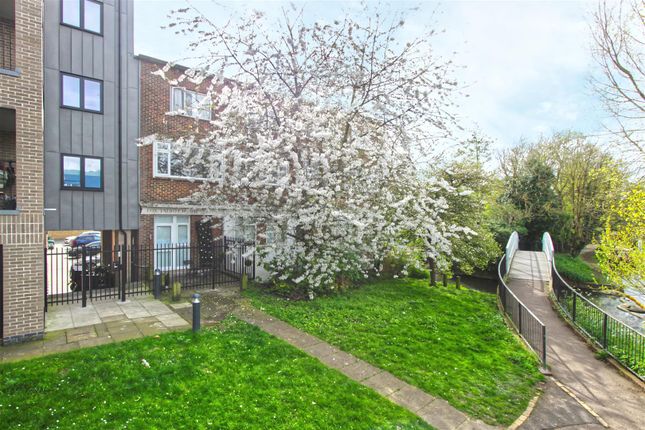 Thumbnail Flat for sale in Amwell End, Ware