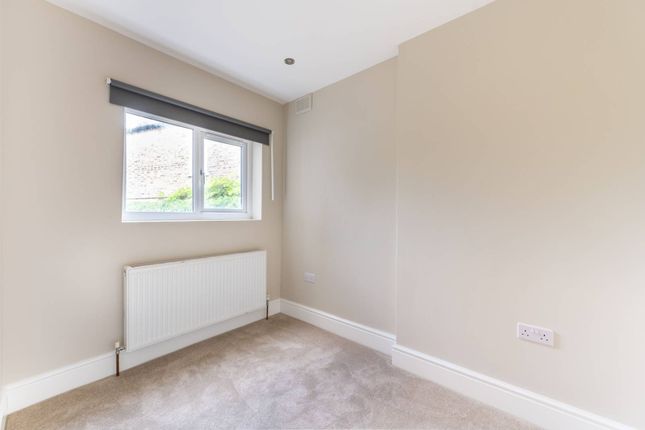 Flat to rent in Sellons Avenue, Harlesden, London