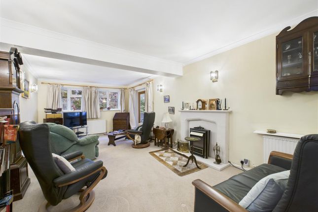 16, Manor Farm Avenue, Shepperton photo 4