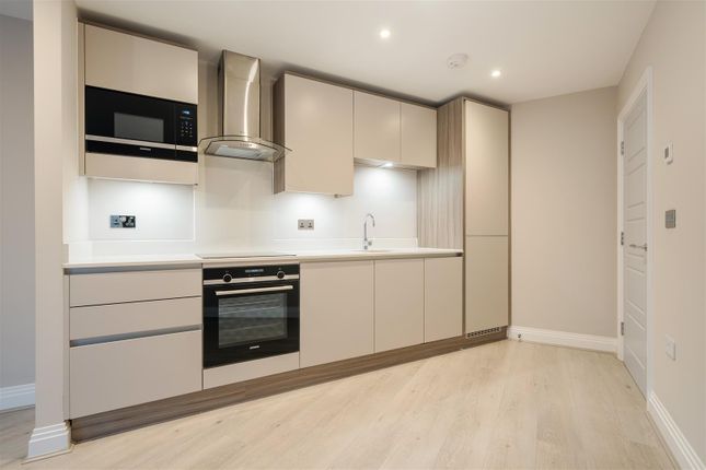 Apartment 8, Rialto, Canal Side, Maidenhead photo 3
