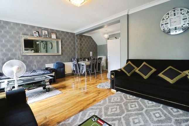 3, Willow Close, Slough photo 4