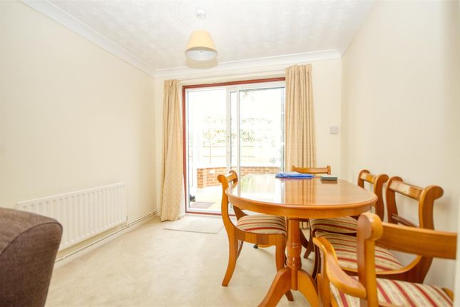 37, Marlborough Gardens, Southampton photo 4