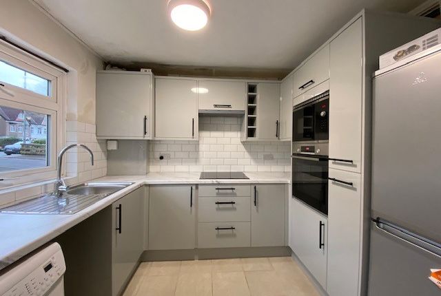 Flat to rent in Croydon Road, London