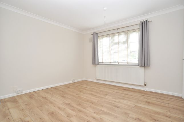 Terraced house to rent in Roundmead, Bedford