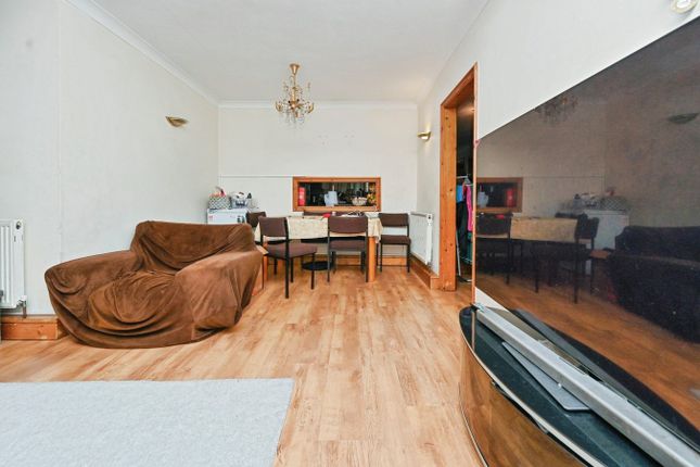 Coniston Court, Stonegrove, Edgware photo 4