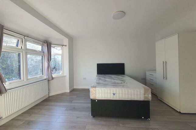 Room to rent in Acacia Avenue, Hayes