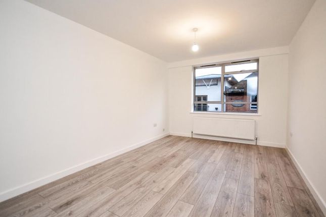 Thumbnail Flat to rent in King Edward Court, Windsor
