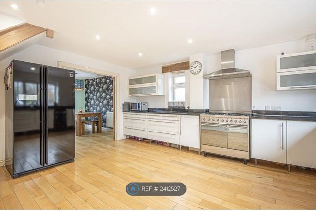 Large Kitchen, Integrated Range Oven
