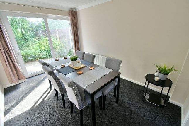 27, Sherwood Avenue, Ferndown photo 4