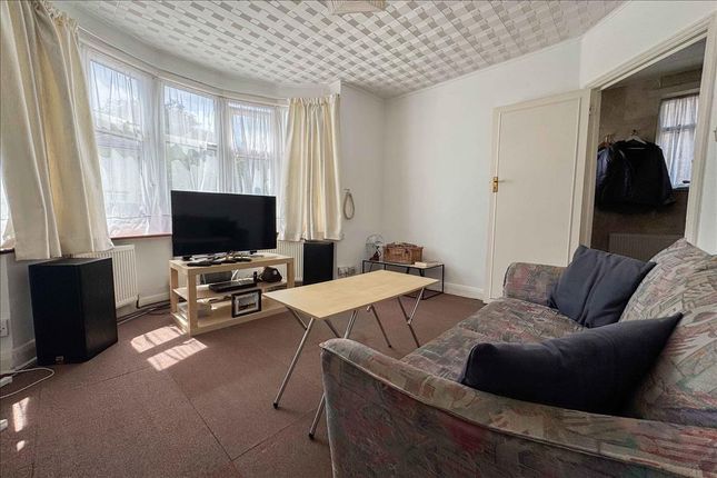 13, Woodlawn Drive, Feltham photo 4