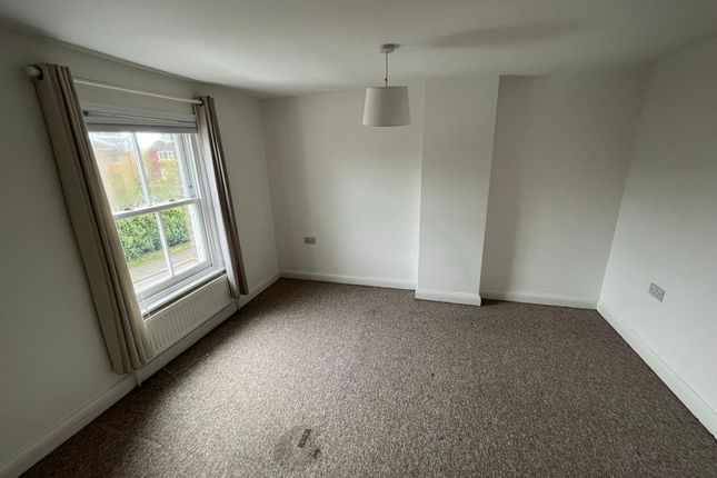 Cottage to rent in High Street, Oakington, Cambridge