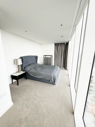 Flat to rent in Skyline Apartments, London