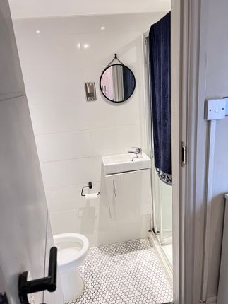 Room to rent in Overhill Road, London