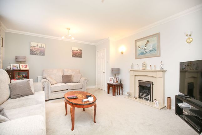 18, St Nicolas Park Drive, Nuneaton photo 3