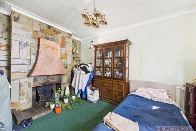 6 Woodland Grove, Wrexham photo 4