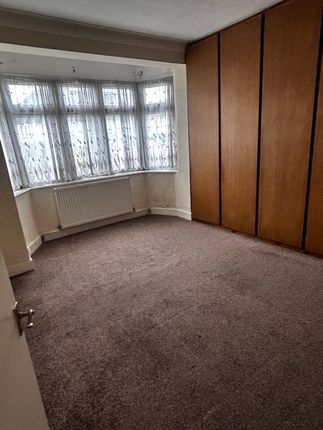 Flat to rent in Whitchurch Gardens, Edgware
