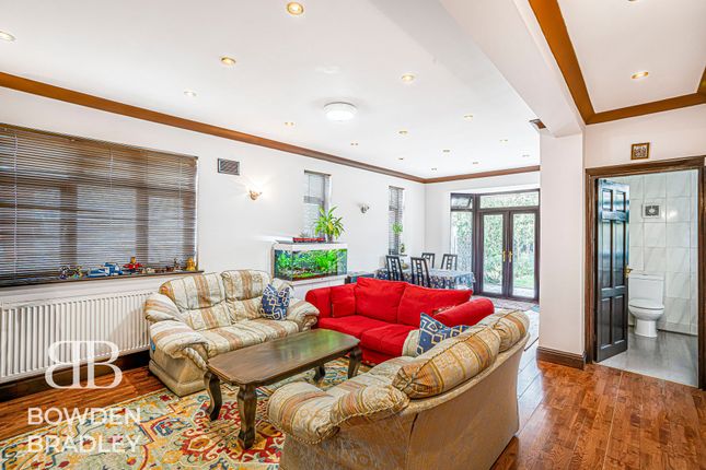 100 Stradbroke Grove, Clayhall photo 2