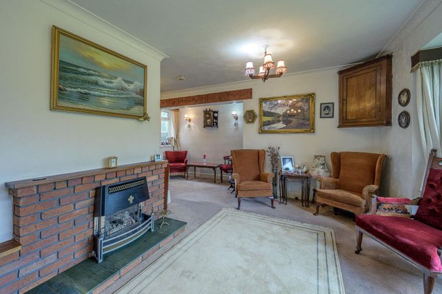 13, Summercourt Drive, Kingswinford photo 3