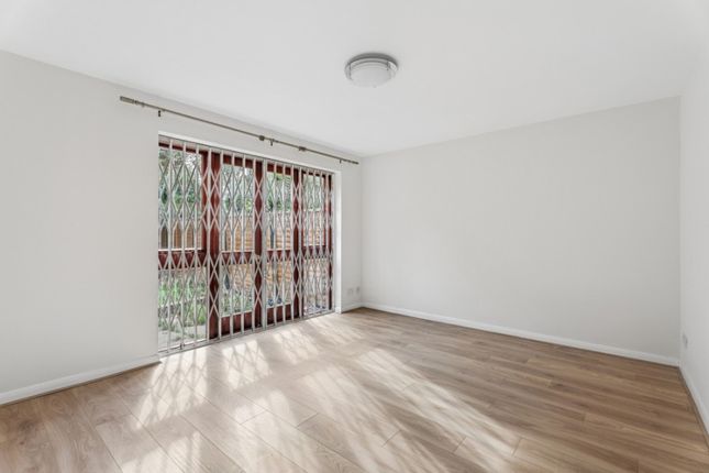 10, Ashbourne Square, Northwood photo 4
