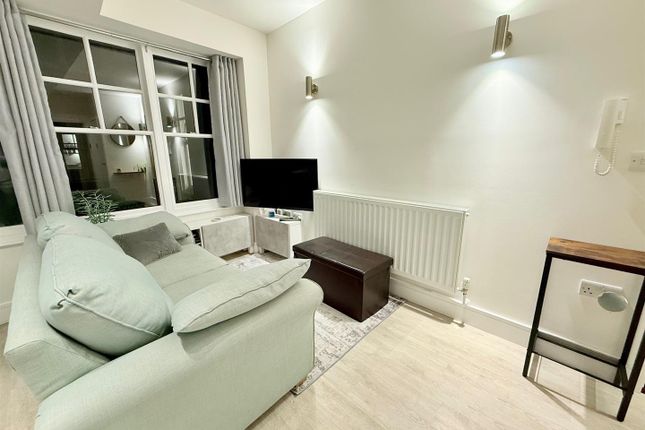 8 King Harold Court, Sun Street, Waltham Abbey photo 3