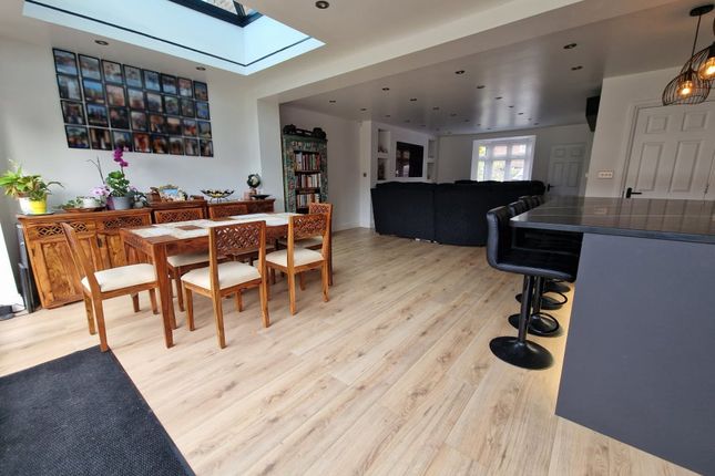 9, Howard Close, London photo 4