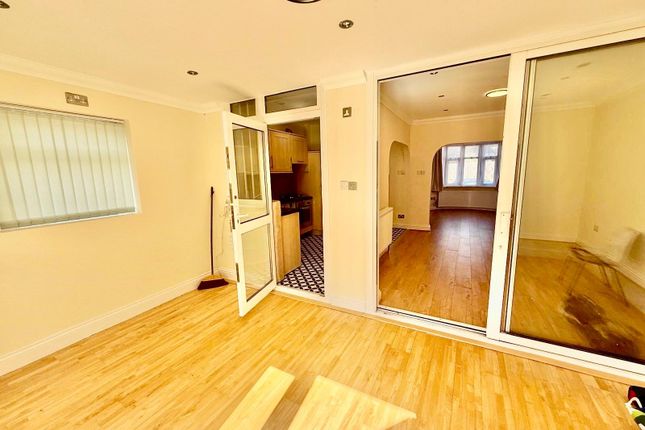 00, Wynchgate, Northolt photo 3