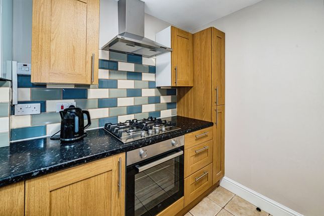 4, Lowestoft Drive, Slough photo 4