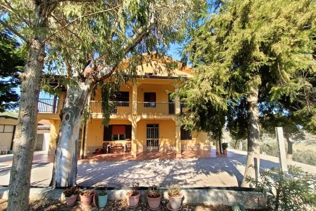 Farmhouse for sale in Chieti, Sant\'eusanio Del Sangro, Abruzzo, CH66037