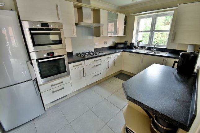 Manor Close, Ferndown photo 4