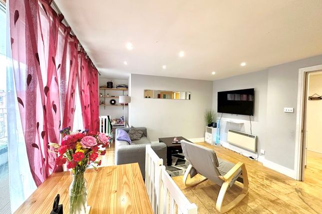 31, The Oaks Square, Epsom photo 4