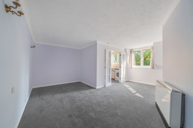 32, Lords Bridge Court, Shepperton photo 3