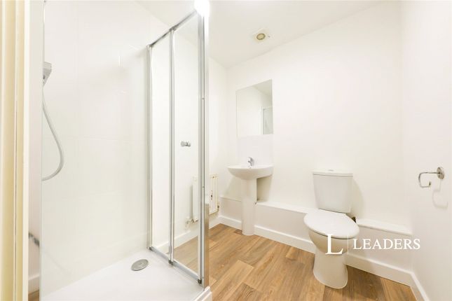 Room 3, 28 Aviation Avenue, Hertfordshire photo 5