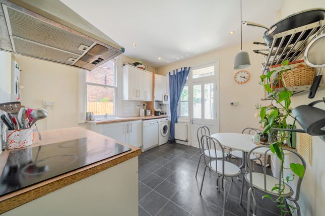 207, Barcombe Avenue, London photo 4