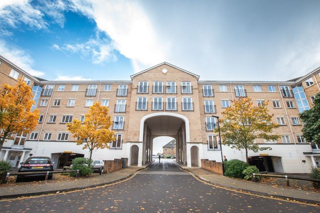 Flat for sale in The Dell, Southampton