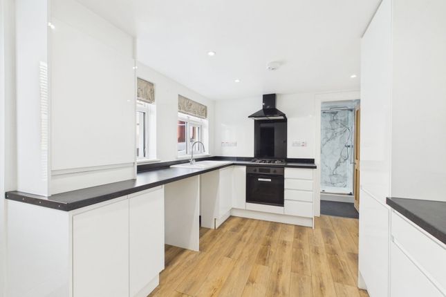 52 Fore Street, Camborne photo 4