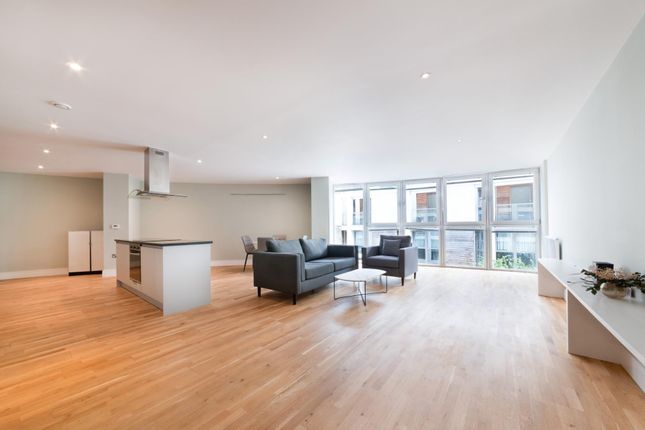 Flat to rent in Trinity Tower, Quadrant Walk, Canary Wharf