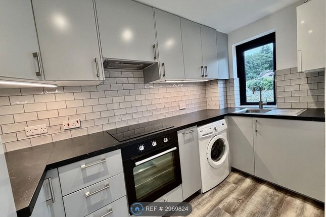 1-bed flat on Rex Court, Haslemere, £1,100/mo