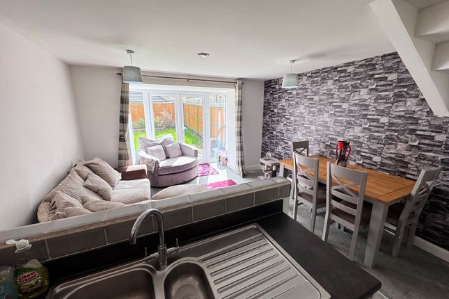 86 Sovereign Way, High Peak photo 2