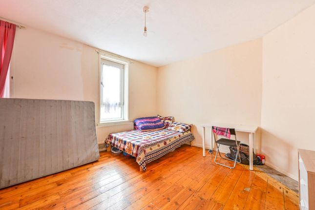 Flat for sale in Bewley St, Shadwell, London