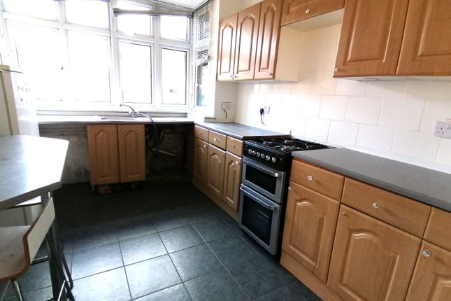 Flat to rent in Langley Park Road, Iver