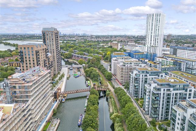 Flat for sale in Kingfisher Heights, Waterside Way, London