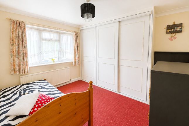 56 Gainsborough Road, Hayes photo 5