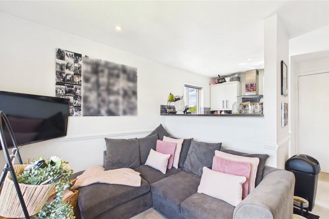 40, Escott Place, Chertsey photo 3