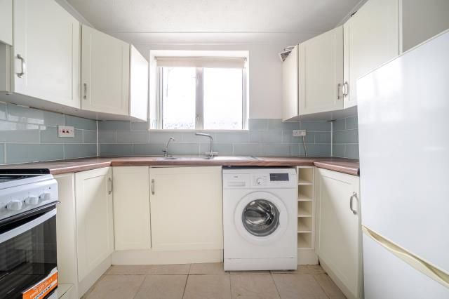 93, Broadway, Didcot photo 4