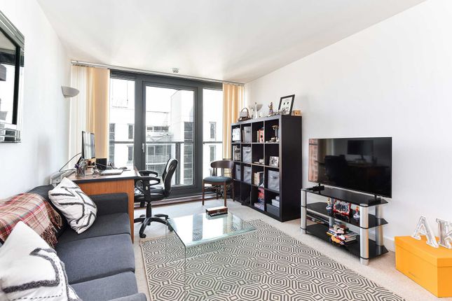 Flat for sale in Blackwall Way, Canary Wharf.