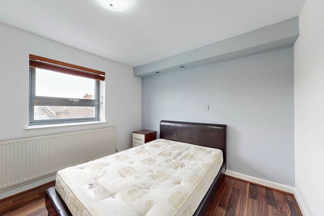 Flat to rent in Green Lane, Ilford