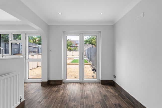 27 Harrowdene, Stevenage, Hertfordshire photo 4